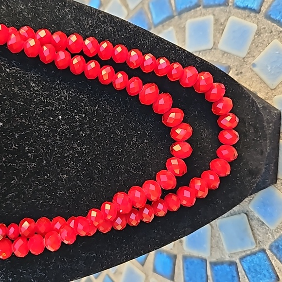 Red Faceted Graduated 2 Stranded Glass Beaded Necklace - Picture 3 of 4